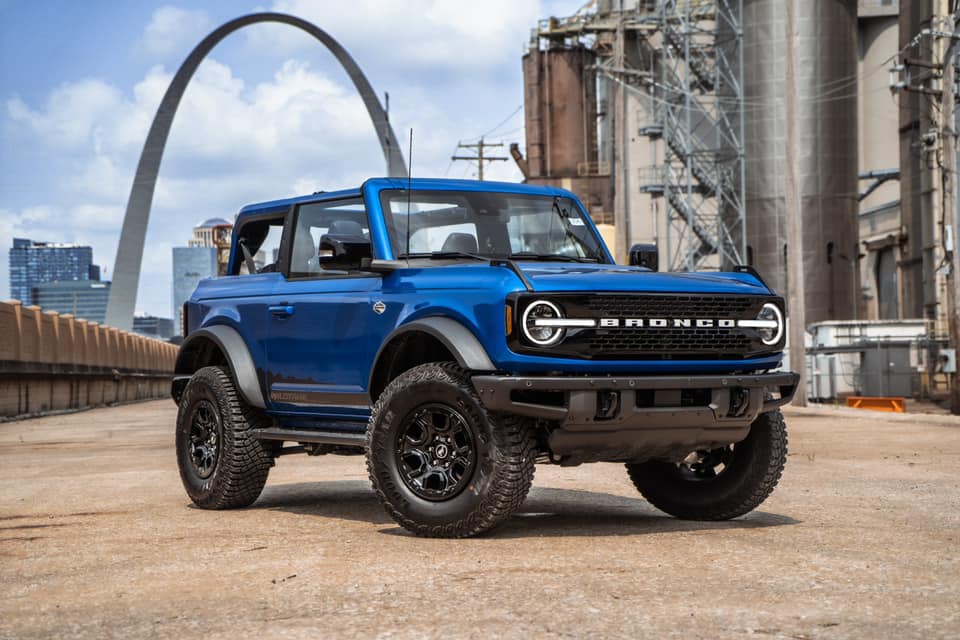 Dealer Paints 2021 Ford Bronco MIC Hardtop in Velocity Blue, Looks ...