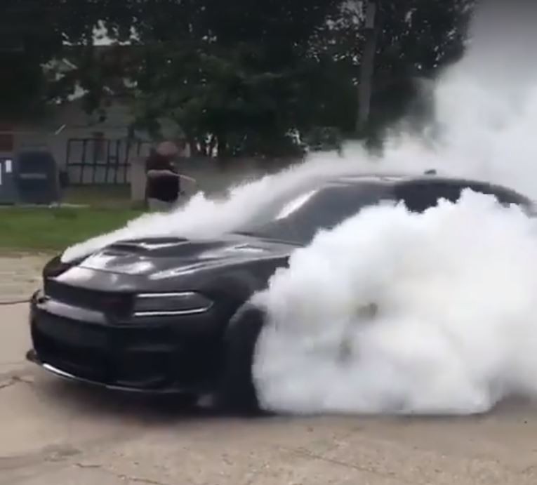Dodge Charger Hellcat Doing a Fake AWD Burnout Is Murrican Awesomeness -  autoevolution
