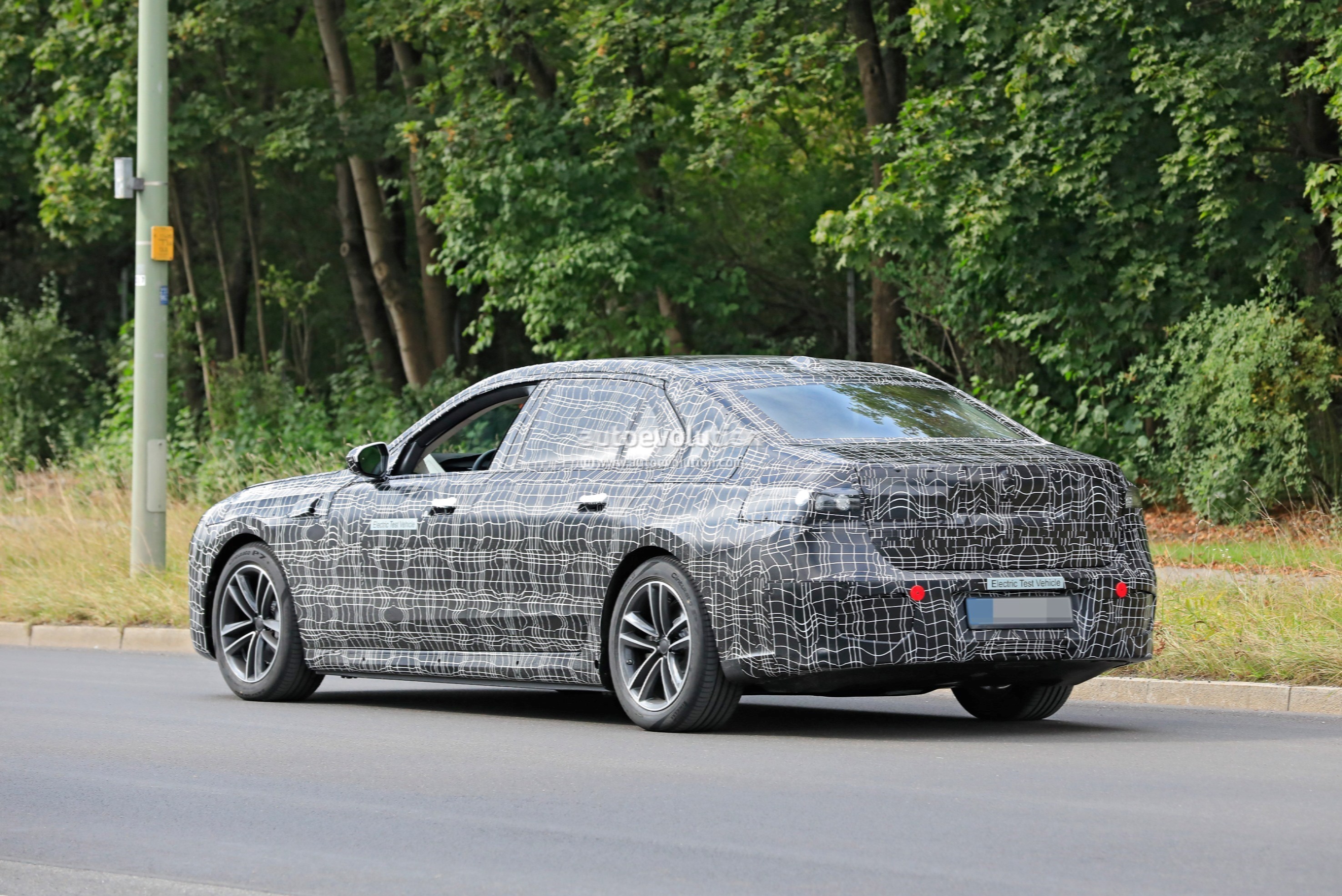 Electric BMW 7 Series Spied Road Testing, 2023 BMW i7 Looks Massive