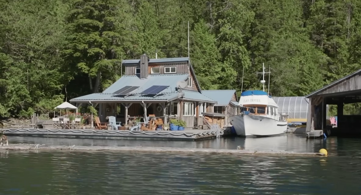 Escape the Concrete Jungle With This Off-Grid Floating Home in the Middle  of Nowhere - autoevolution