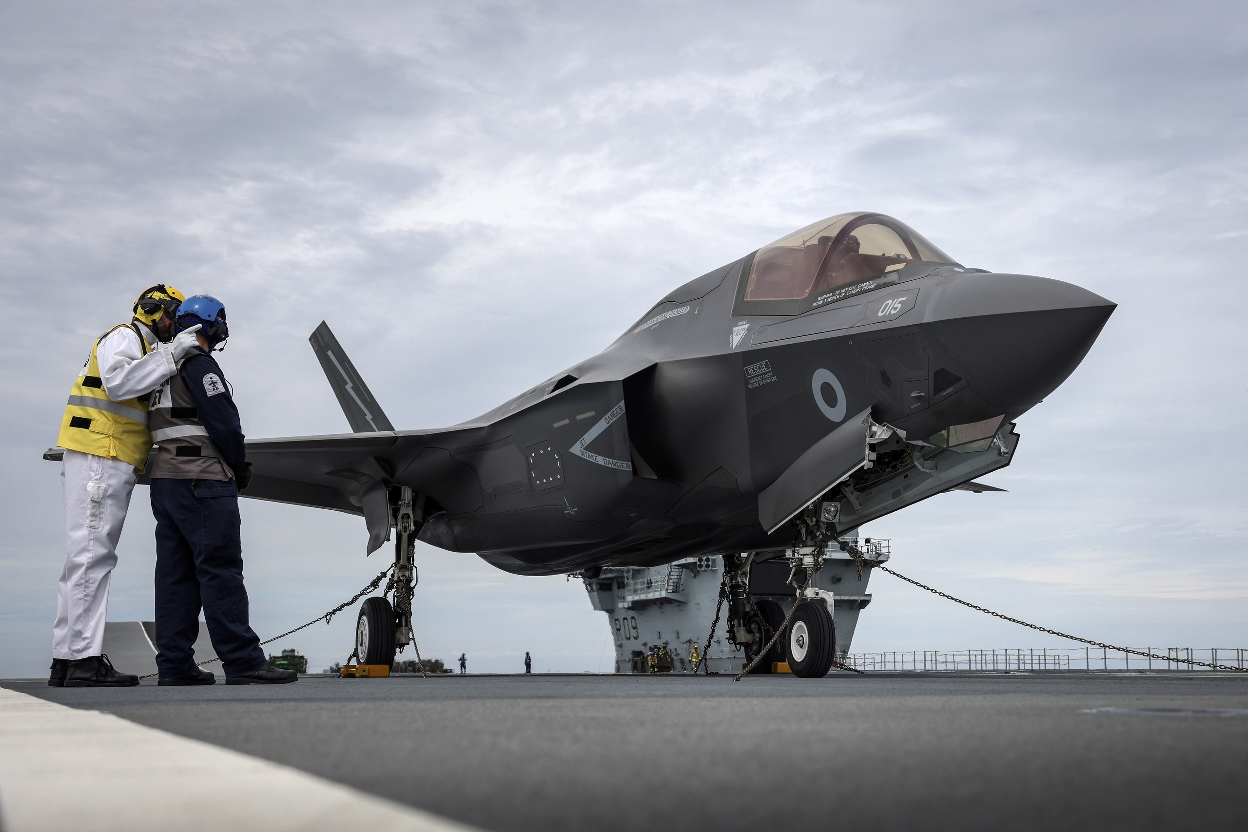 F-35 Lightening Lands for the First Time Aboard the Royal Navy’s Newest ...