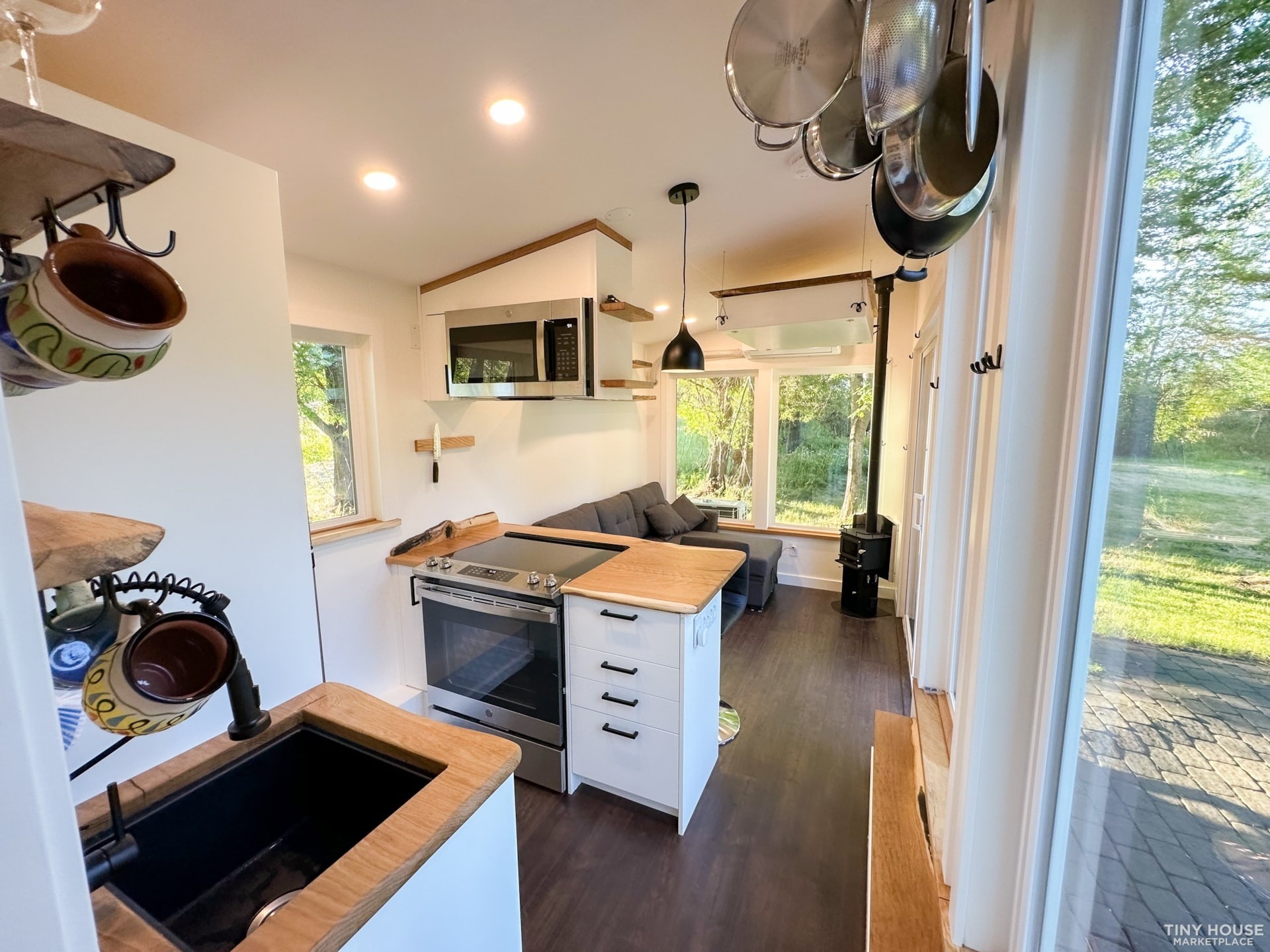 https://s1.cdn.autoevolution.com/images/news/gallery/fabulous-tiny-home-in-oregon-reveals-game-changing-design-hacks_1.jpg