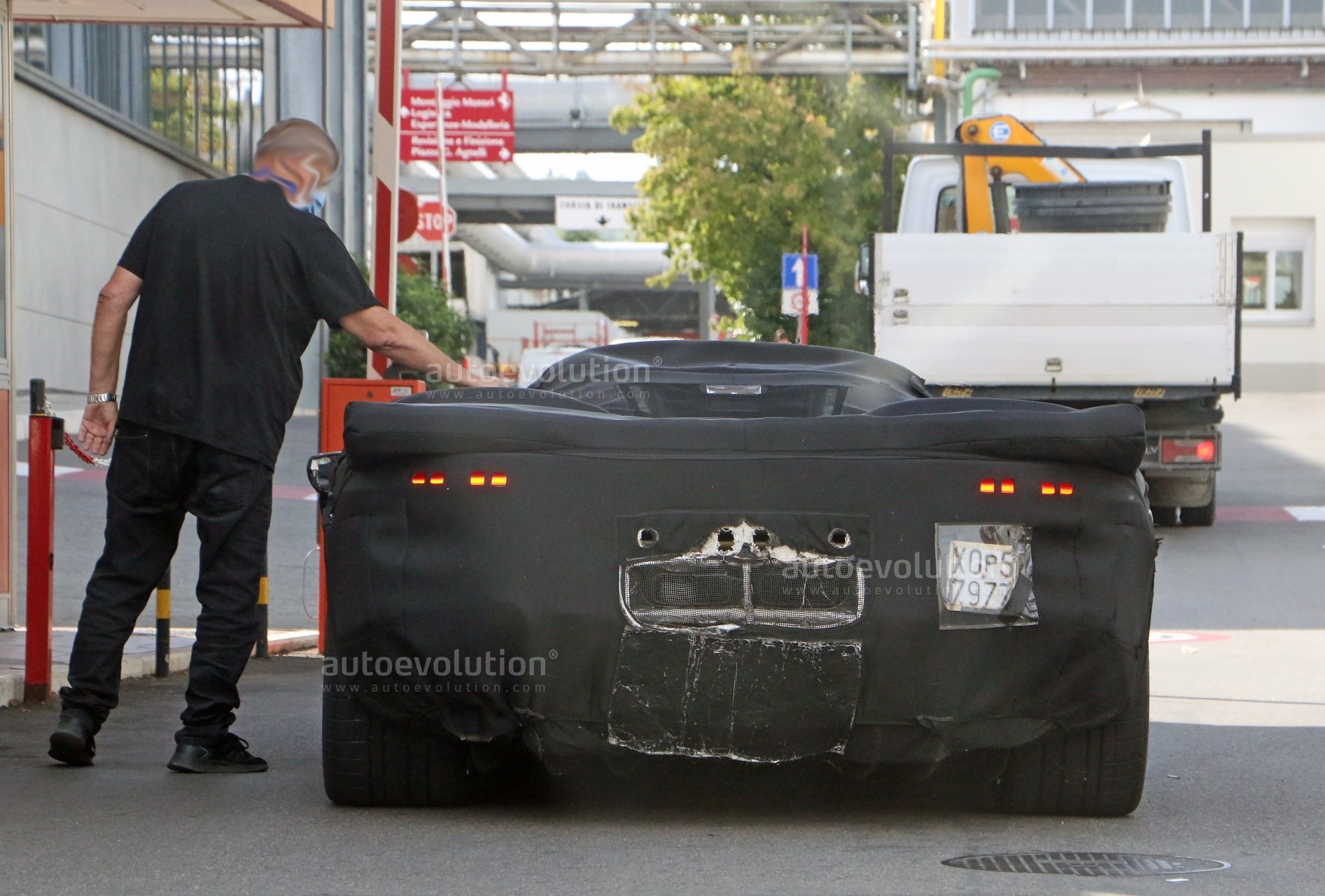 ferrari-icona-spotted-for-with-production-body-could-be-revealed-in-november_6.jpg