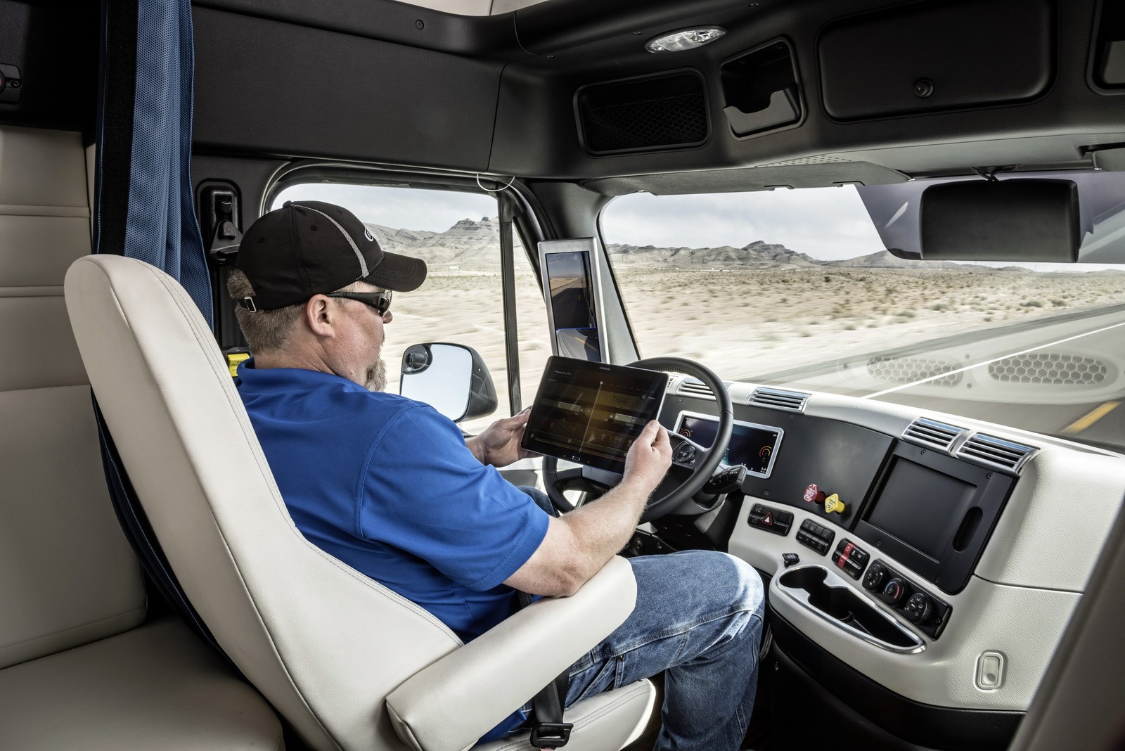 Freightliner Inspiration Truck Can Now Self-Drive Itself Legally in the U.S...