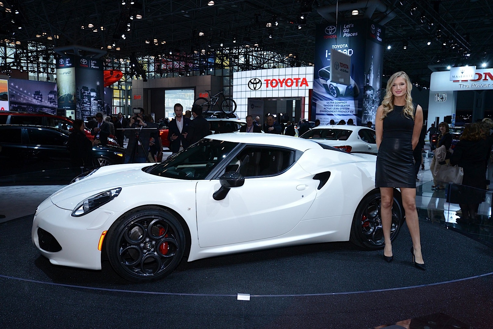 Hot Girls of the 2014 New York Auto Show [Live Photos] - autoevolution