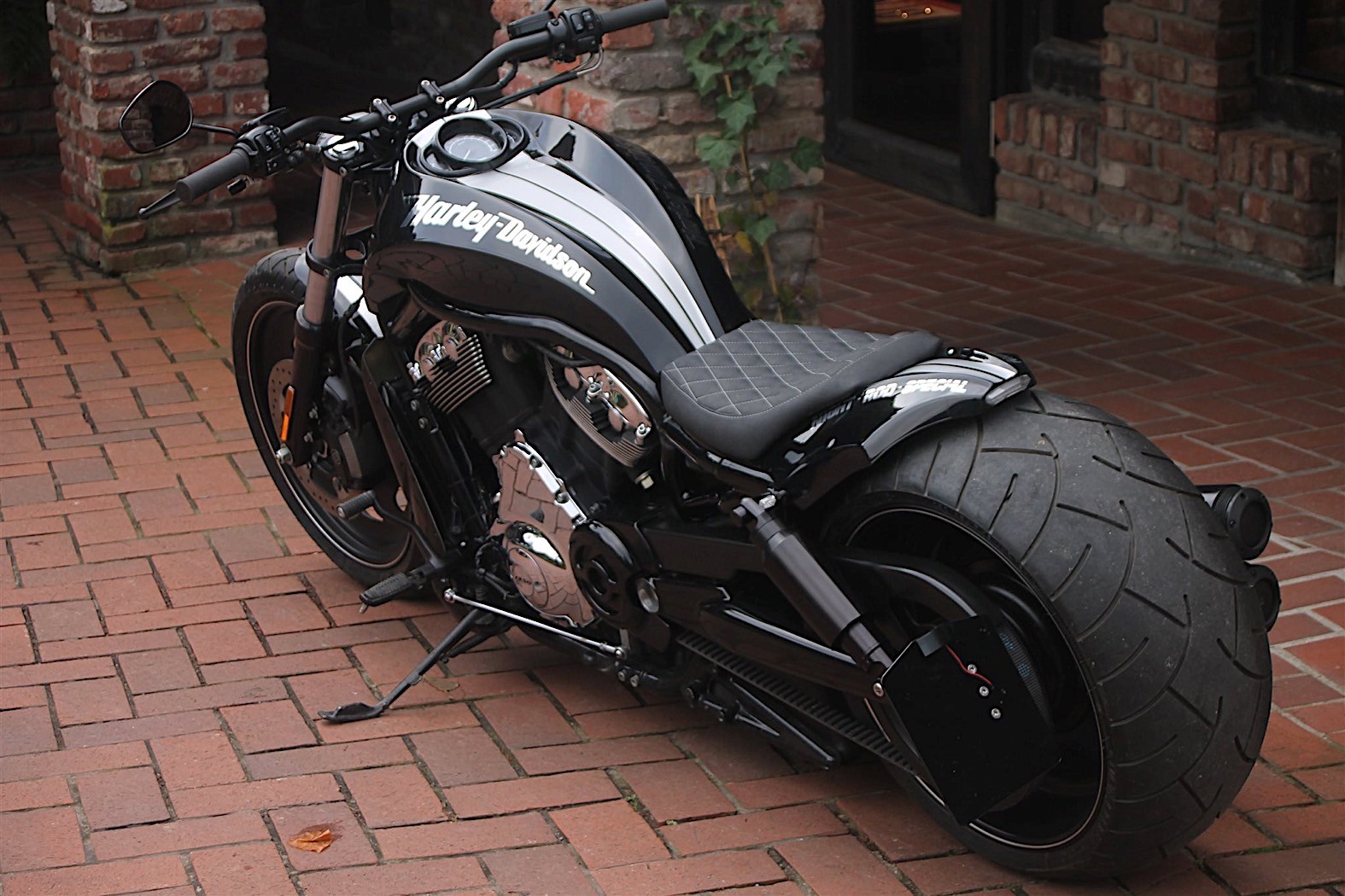 Harley-Davidson Night Rod Special Shows Custom Muscle Fibers ...