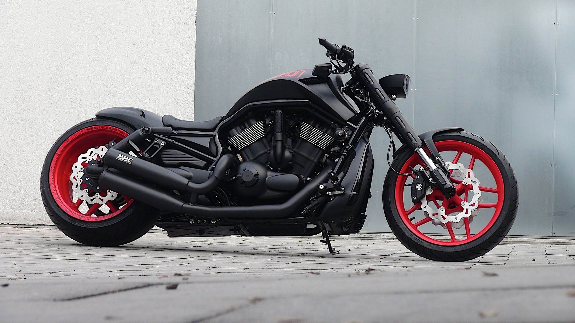Harley-Davidson Night Rod Tries Red Wheels for a They Fit Just - autoevolution