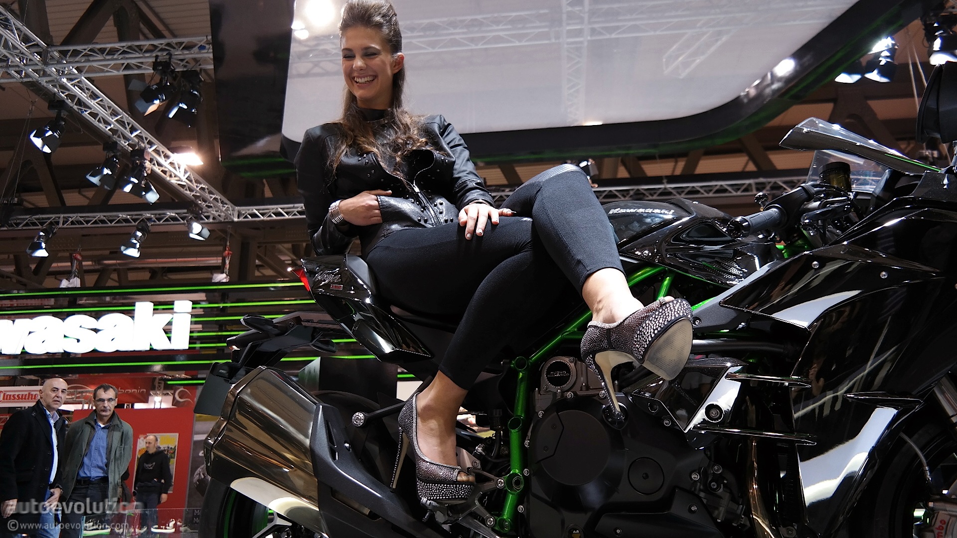 Hot Girls Of The 2014 Eicma Milan Bike Show Live Photos Autoevolution