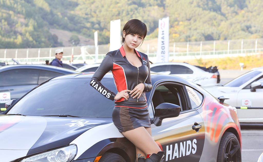 korean-racing-model-ryu-ji-hye-gets-scary-ride-in-a-ferrari-video_6.jpg