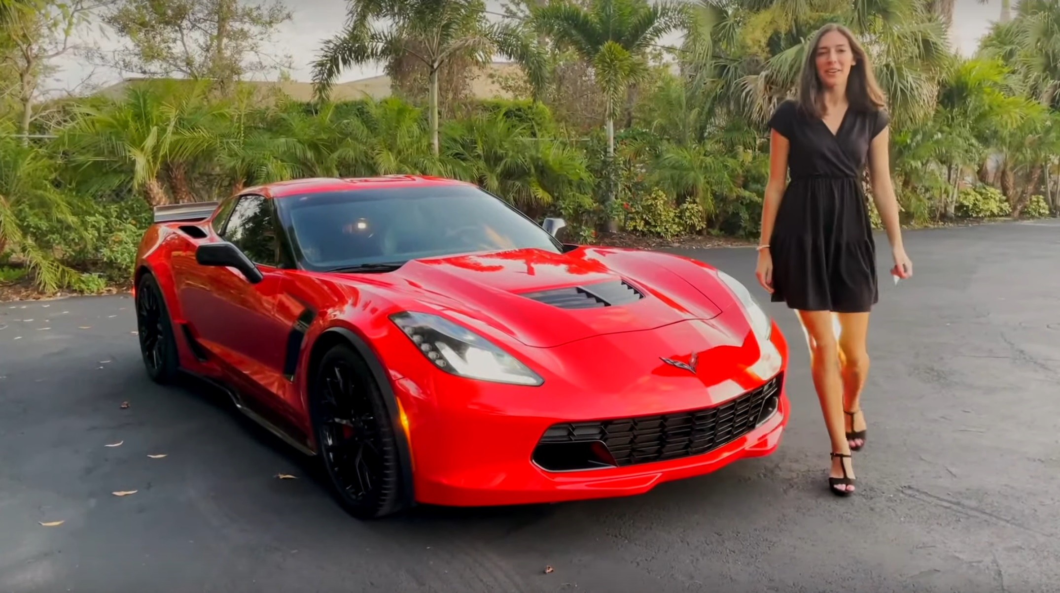 Lady in Red Corvette C7 Wants You to Right, Would You Show It Your Garage? - autoevolution