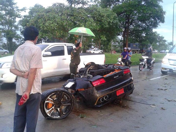 lamborghini gallardo crash in thailand splits car in half driver uninjured_3