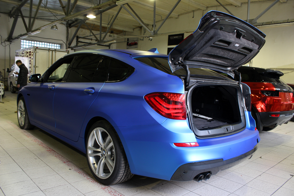 M Sport BMW 5 Series GT Gets Frozen Blue Wrap - autoevolution