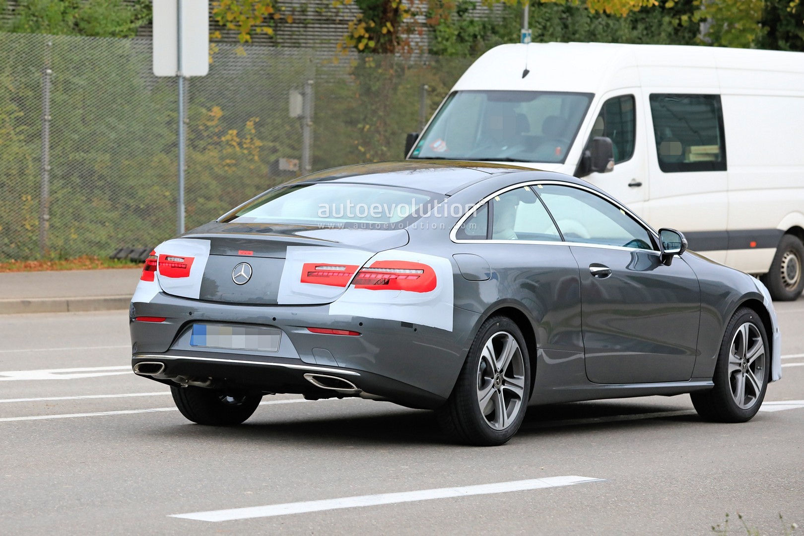 2020 - [Mercedes-Benz] Classe E restylée  Mercedes-benz-e-class-coupe-facelift-spied-for-the-first-time_9