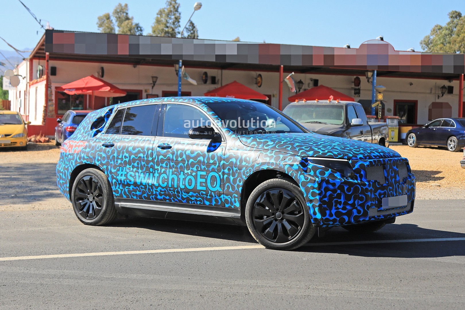 [Imagen: mercedes-eq-c-spied-with-new-camo-and-ca...-tag_7.jpg]