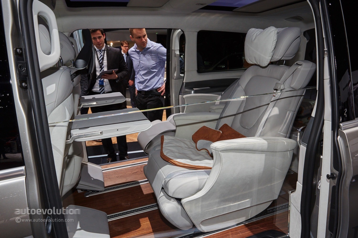 Mercedes Previews V-Class Plug-in Hybrid Van Revolution in Geneva -  autoevolution