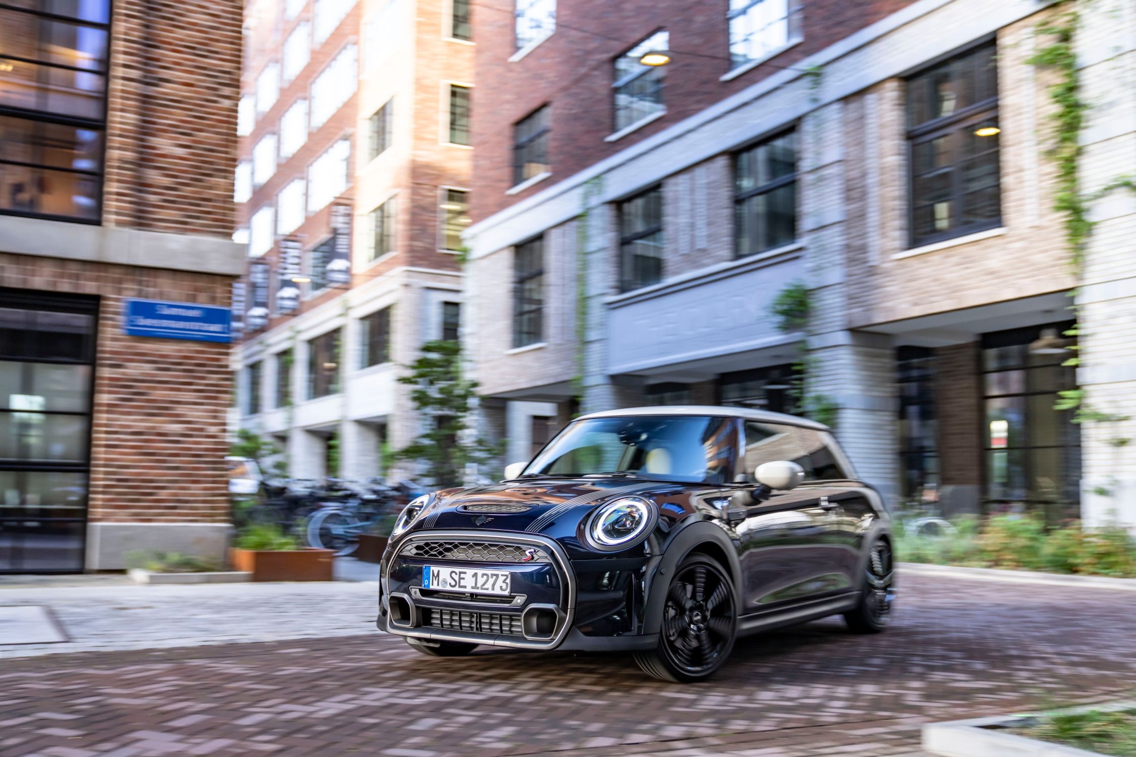 Authentic driving fun, mysterious charisma – The MINI Cooper S Resolute  Edition in Enigmatic Black.