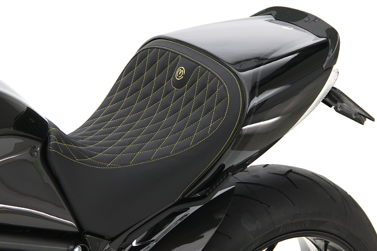 Porta matrículas de carbono MotoCorse DVC para Ducati Diavel