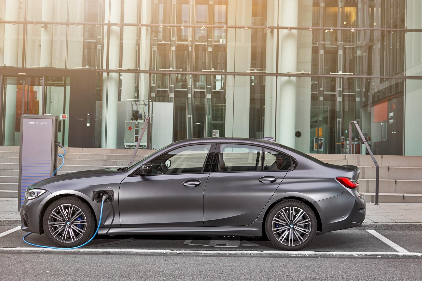New BMW 330e PlugIn Hybrid Gets Worse Fuel Economy Ratings Than 330i