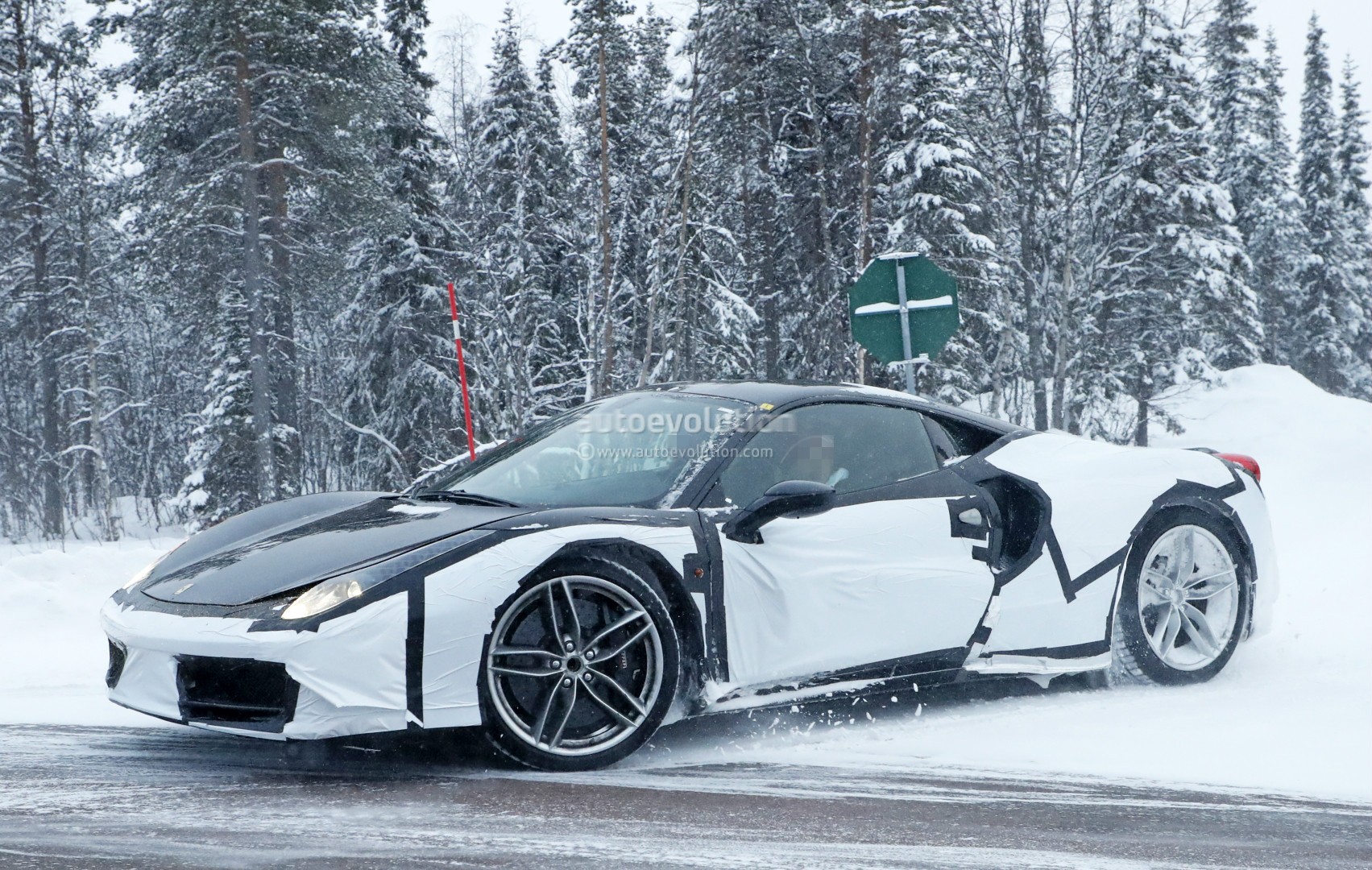 2019 - [Ferrari] Roma [F169] - Page 2 New-ferrari-dino-spied-testing-in-sweden-as-458-test-mule-with-v6-soundtrack_4