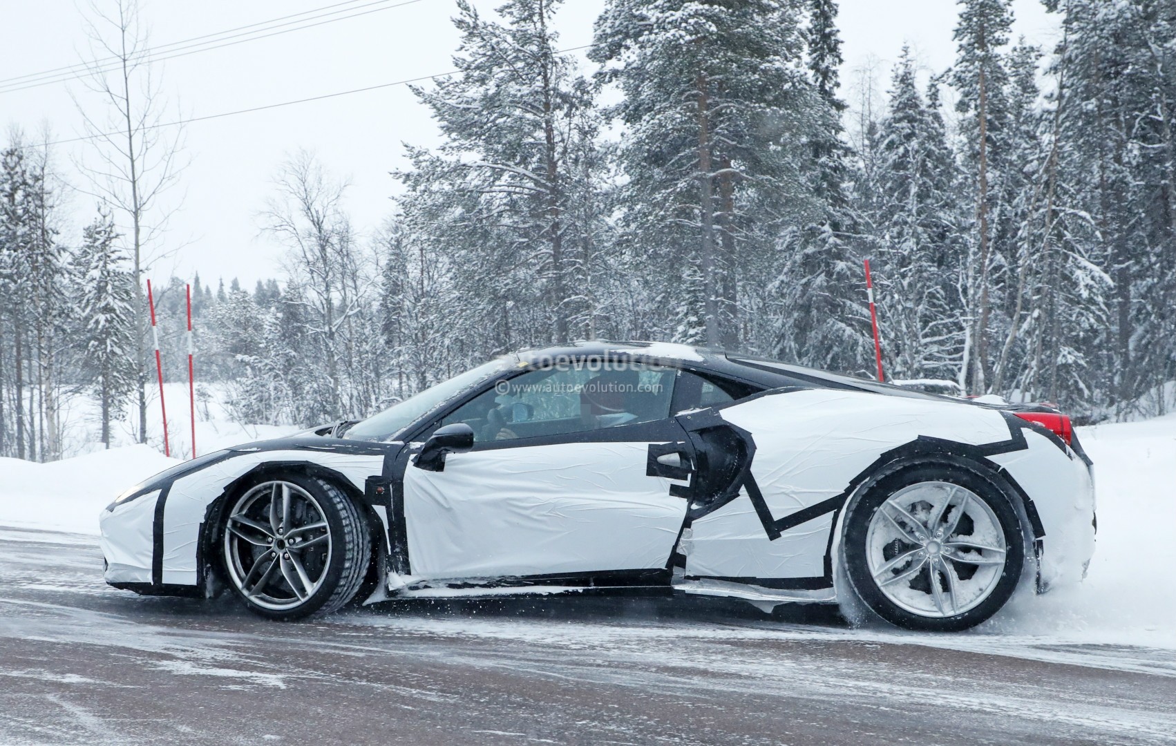 2019 - [Ferrari] Roma [F169] - Page 2 New-ferrari-dino-spied-testing-in-sweden-as-458-test-mule-with-v6-soundtrack_5