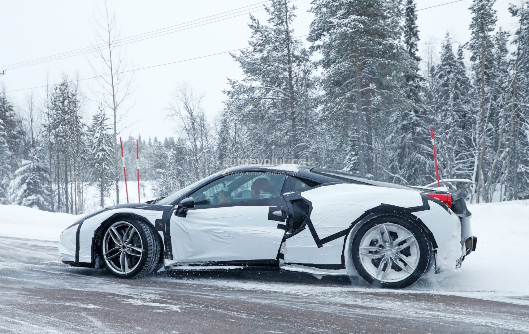 2019 - [Ferrari] Roma [F169] - Page 2 New-ferrari-dino-spied-testing-in-sweden-as-458-test-mule-with-v6-soundtrack_6