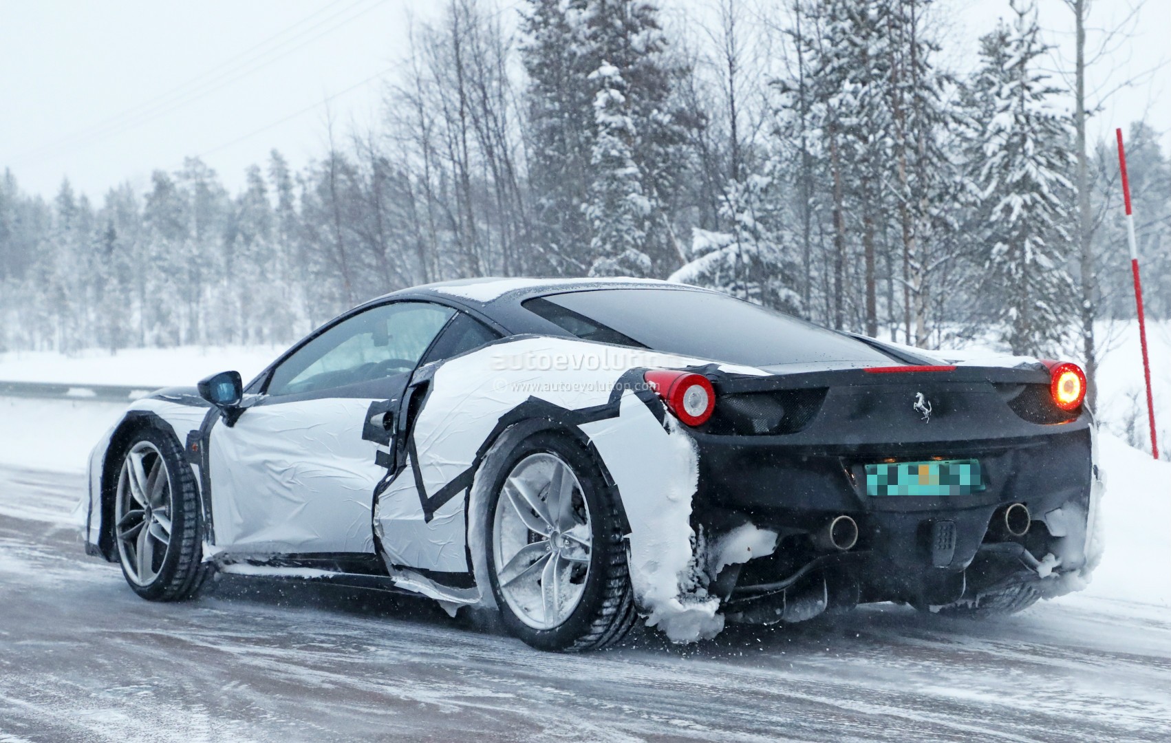 2019 - [Ferrari] Roma [F169] - Page 2 New-ferrari-dino-spied-testing-in-sweden-as-458-test-mule-with-v6-soundtrack_9