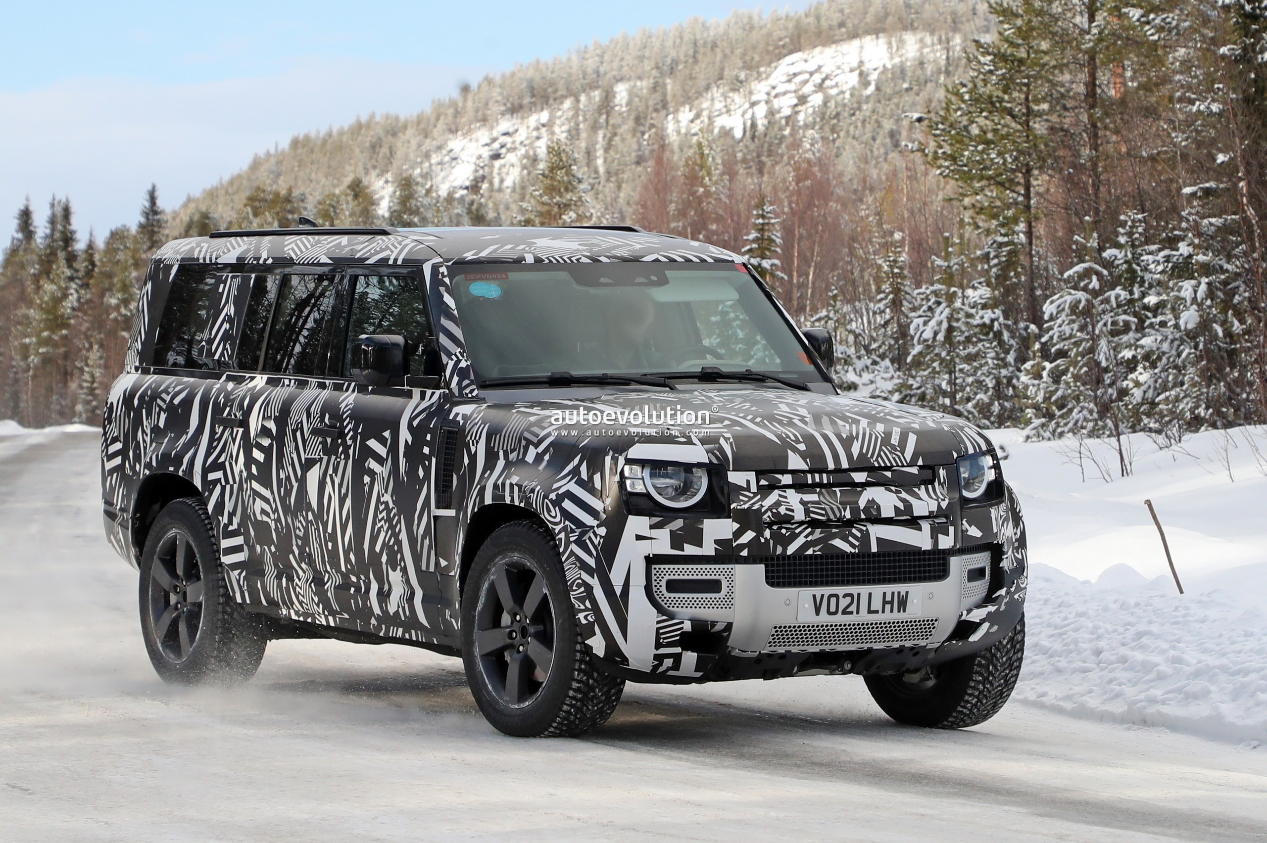 New Land Rover Defender 130 Ready to Take You and Seven of Your Close