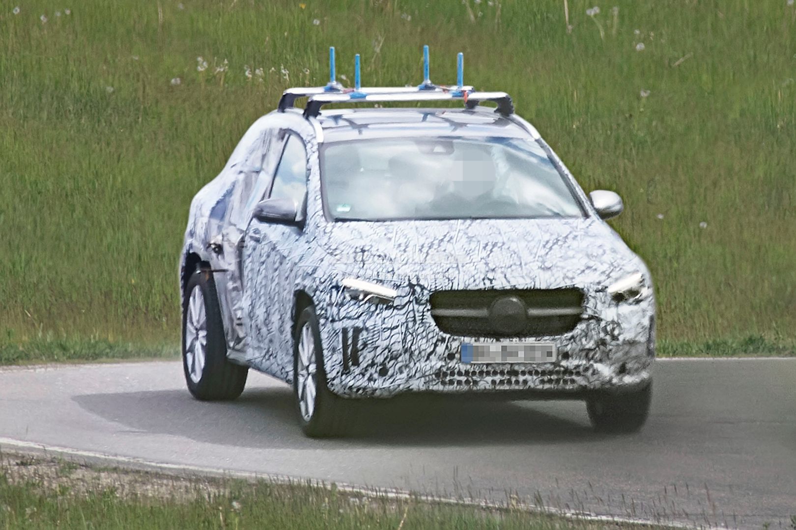 [Imagen: new-mercedes-benz-gla-spotted-testing-lo...over_1.jpg]