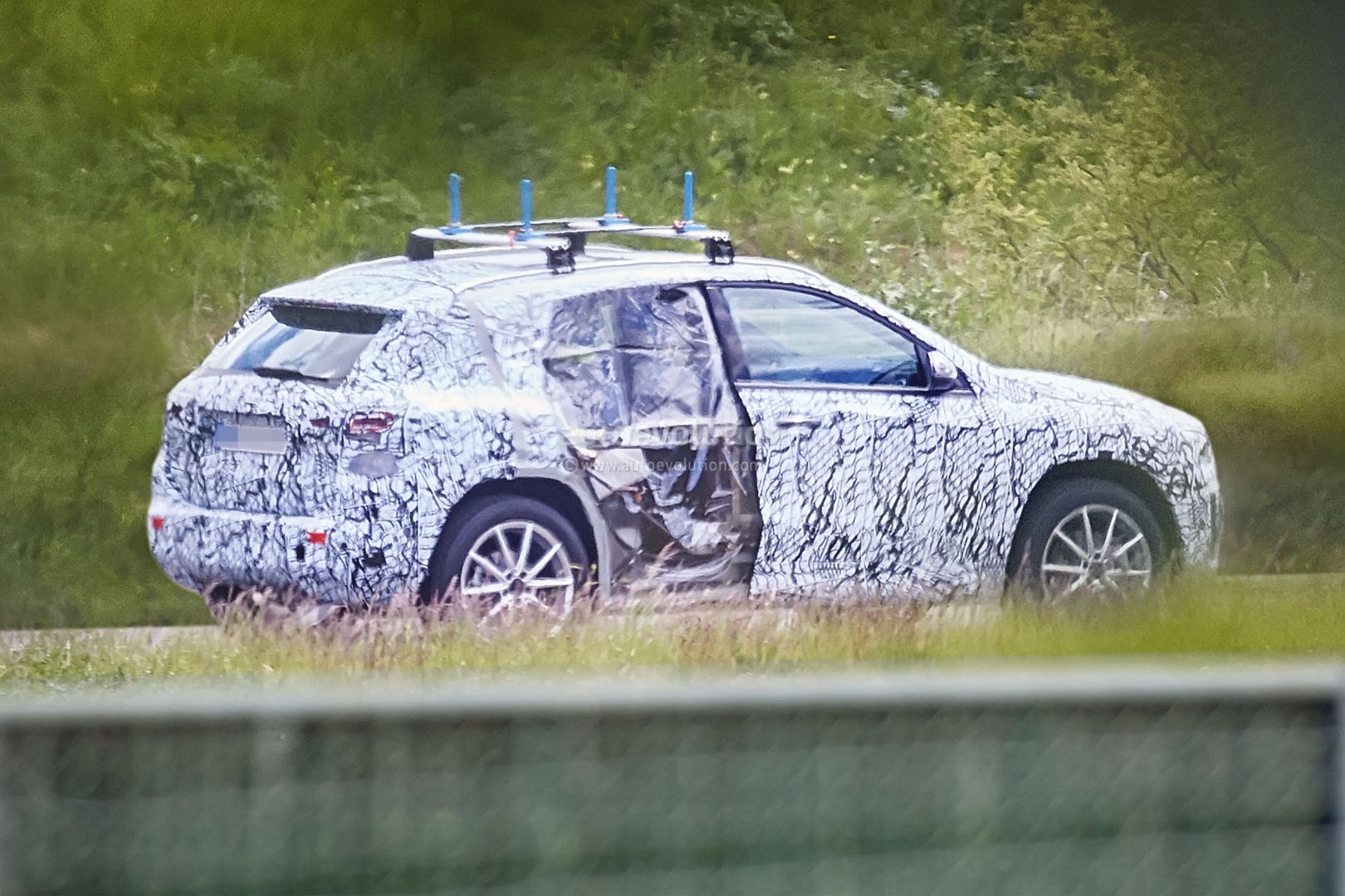 [Imagen: new-mercedes-benz-gla-spotted-testing-lo...over_5.jpg]