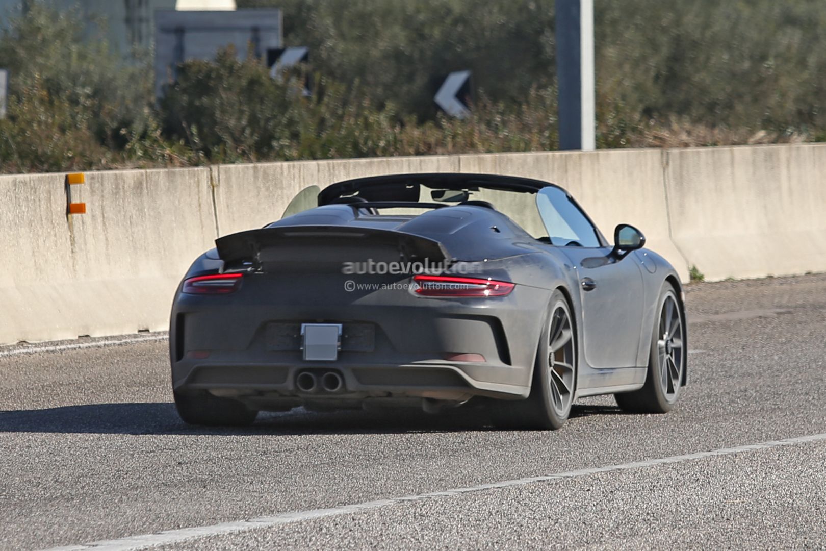 2015 - [Porsche] 911 Restylée [991] - Page 13 New-porsche-911-speedster-spotted-testing-with-2020-911-cabrio-debut-imminent_10
