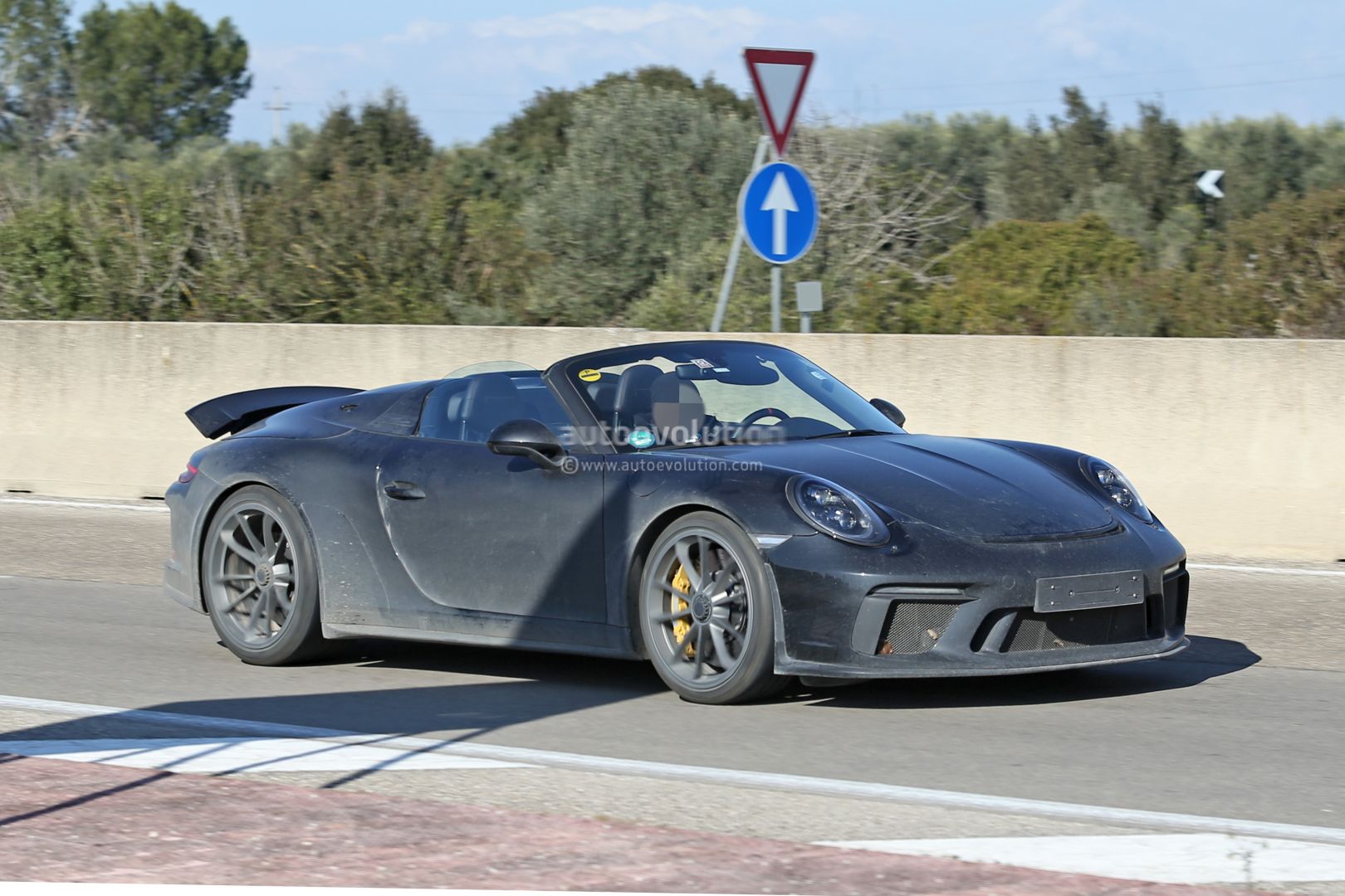 2015 - [Porsche] 911 Restylée [991] - Page 13 New-porsche-911-speedster-spotted-testing-with-2020-911-cabrio-debut-imminent_5