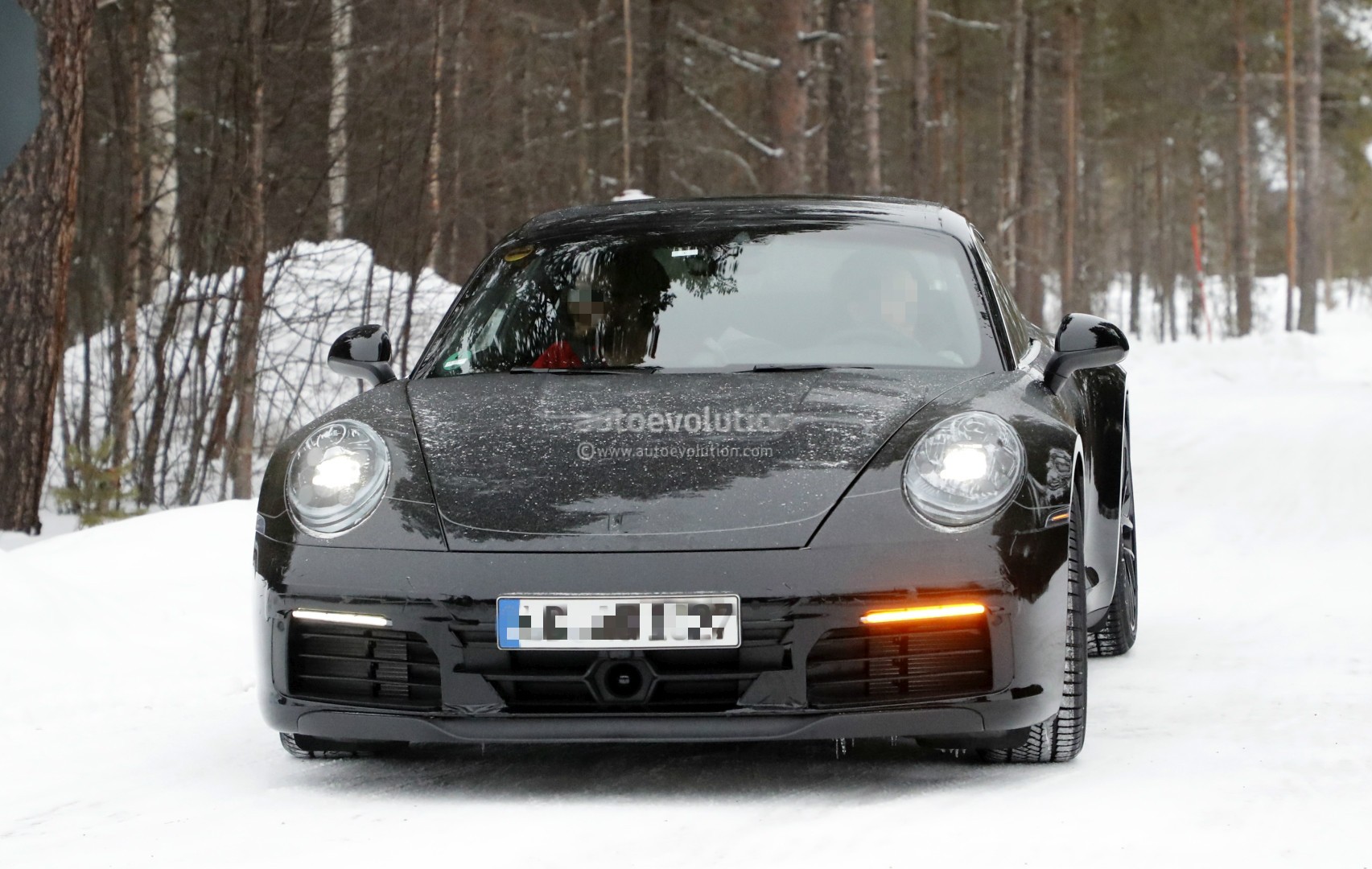 [Imagen: new-porsche-911-spied-with-production-bo...cues_1.jpg]