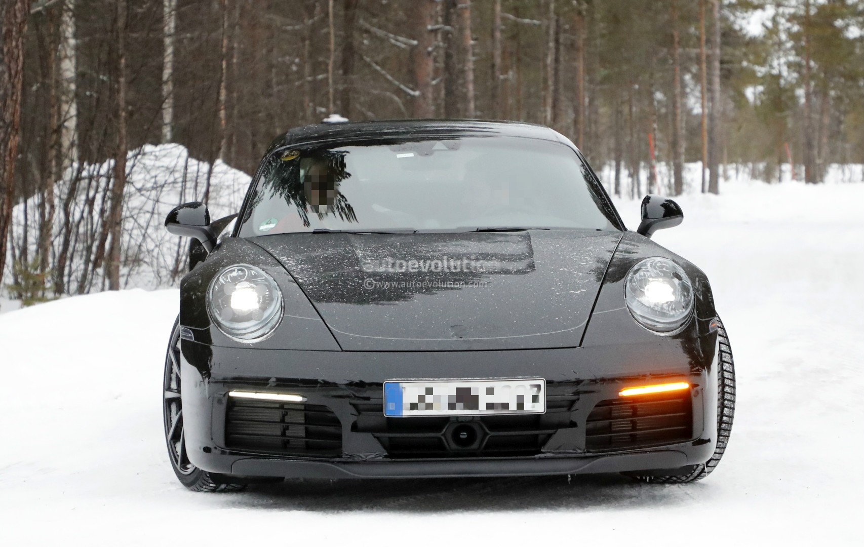 [Imagen: new-porsche-911-spied-with-production-bo...cues_2.jpg]