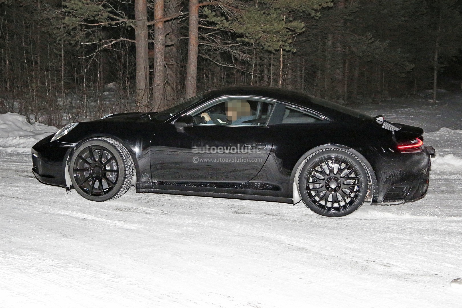 [Imagen: new-porsche-911-spied-with-production-bo...ues_25.jpg]