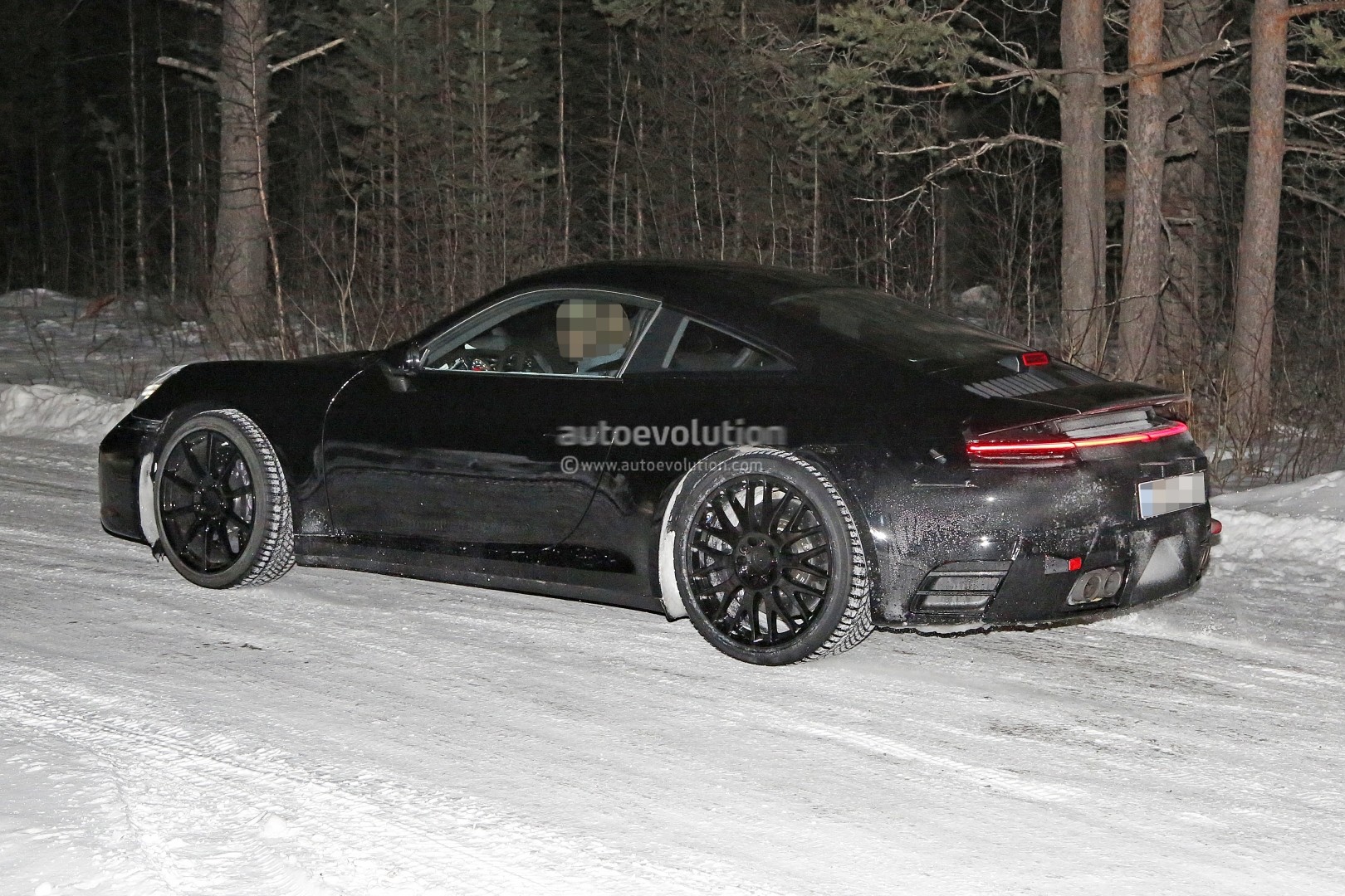 [Imagen: new-porsche-911-spied-with-production-bo...ues_26.jpg]