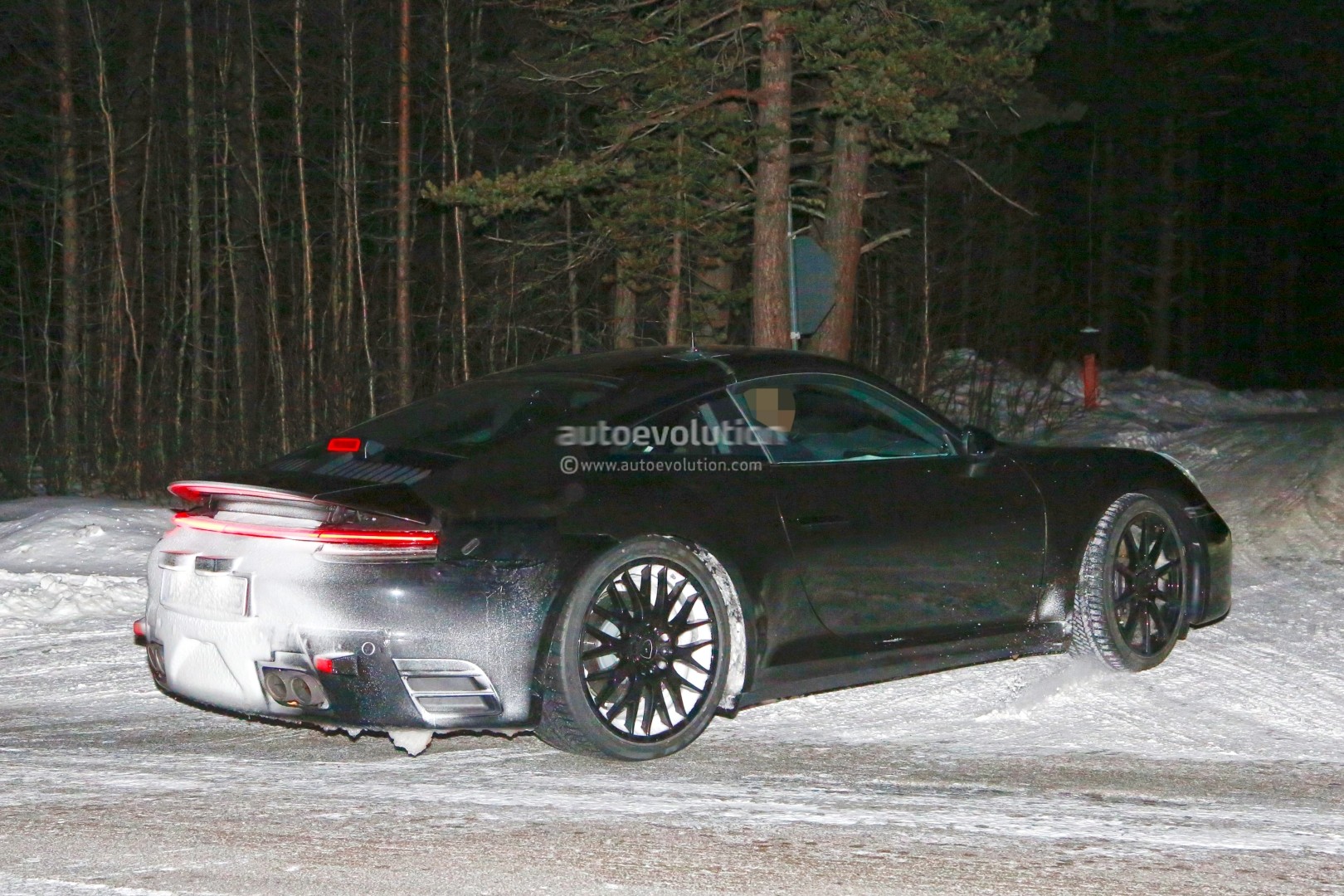 [Imagen: new-porsche-911-spied-with-production-bo...ues_31.jpg]