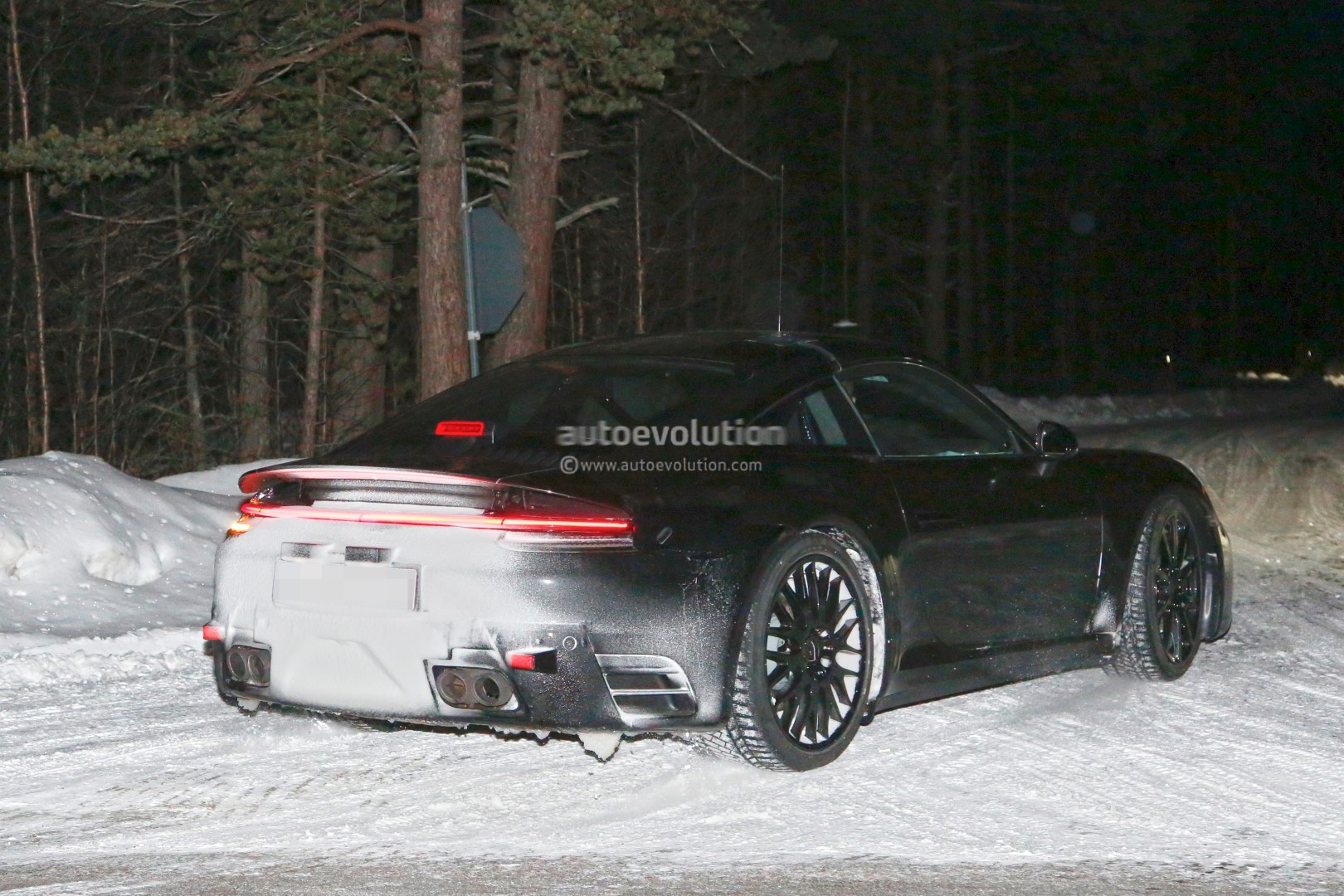 [Imagen: new-porsche-911-spied-with-production-bo...ues_32.jpg]
