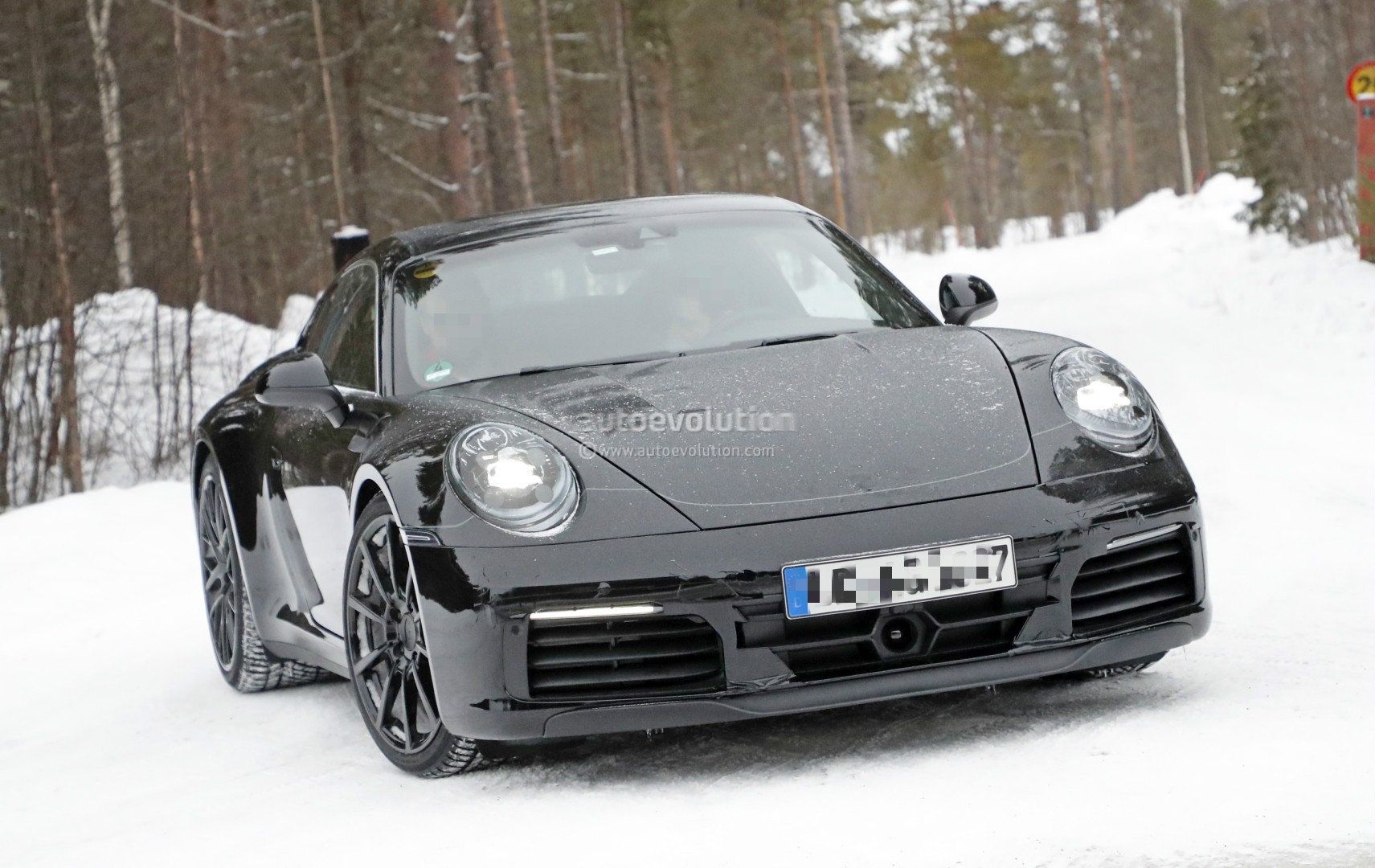 [Imagen: new-porsche-911-spied-with-production-bo...cues_4.jpg]