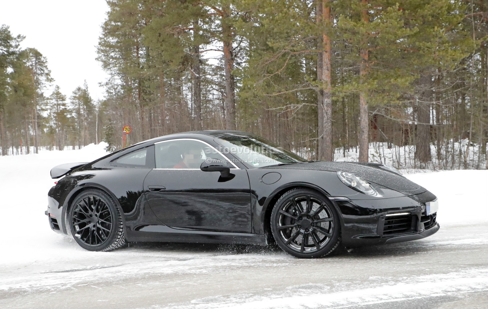[Imagen: new-porsche-911-spied-with-production-bo...cues_5.jpg]