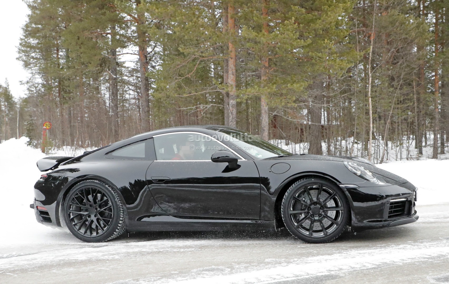 [Imagen: new-porsche-911-spied-with-production-bo...cues_6.jpg]