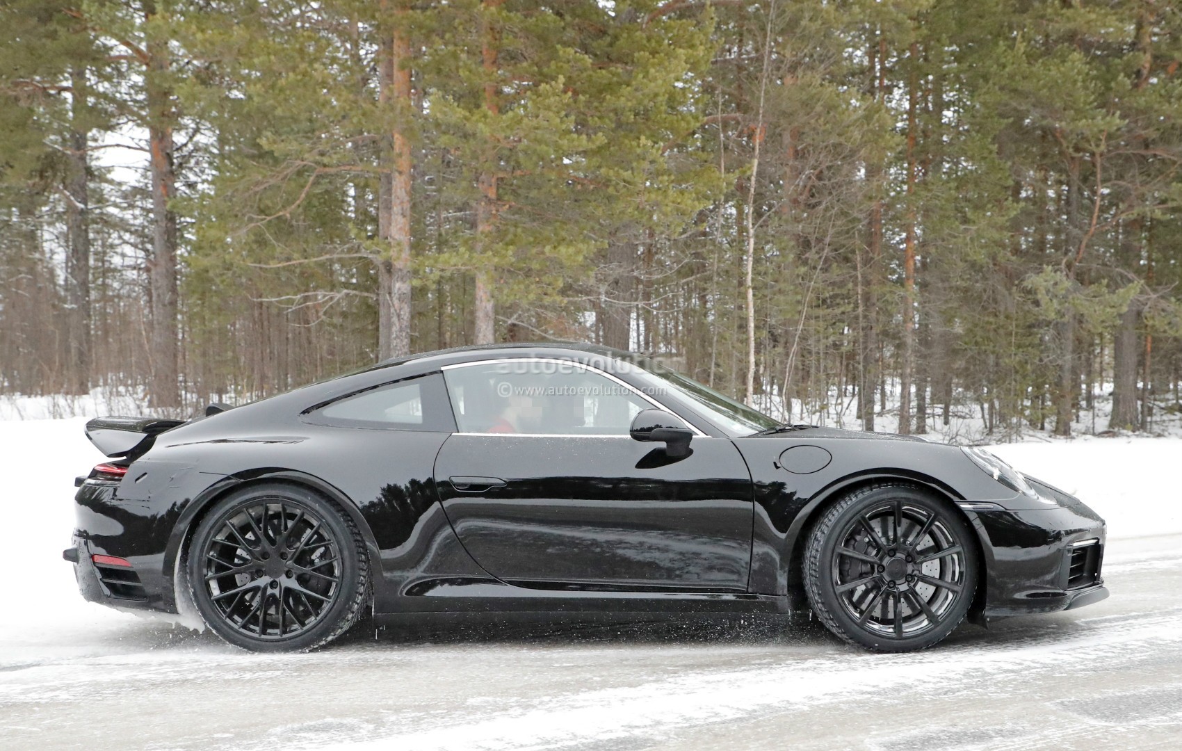 [Imagen: new-porsche-911-spied-with-production-bo...cues_7.jpg]