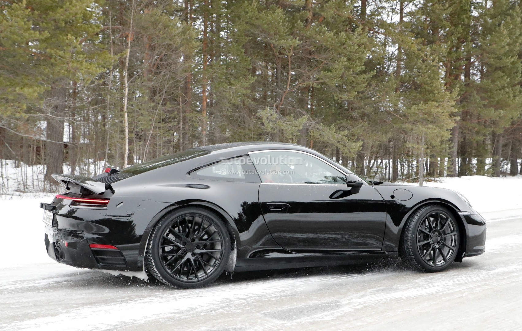 [Imagen: new-porsche-911-spied-with-production-bo...cues_8.jpg]