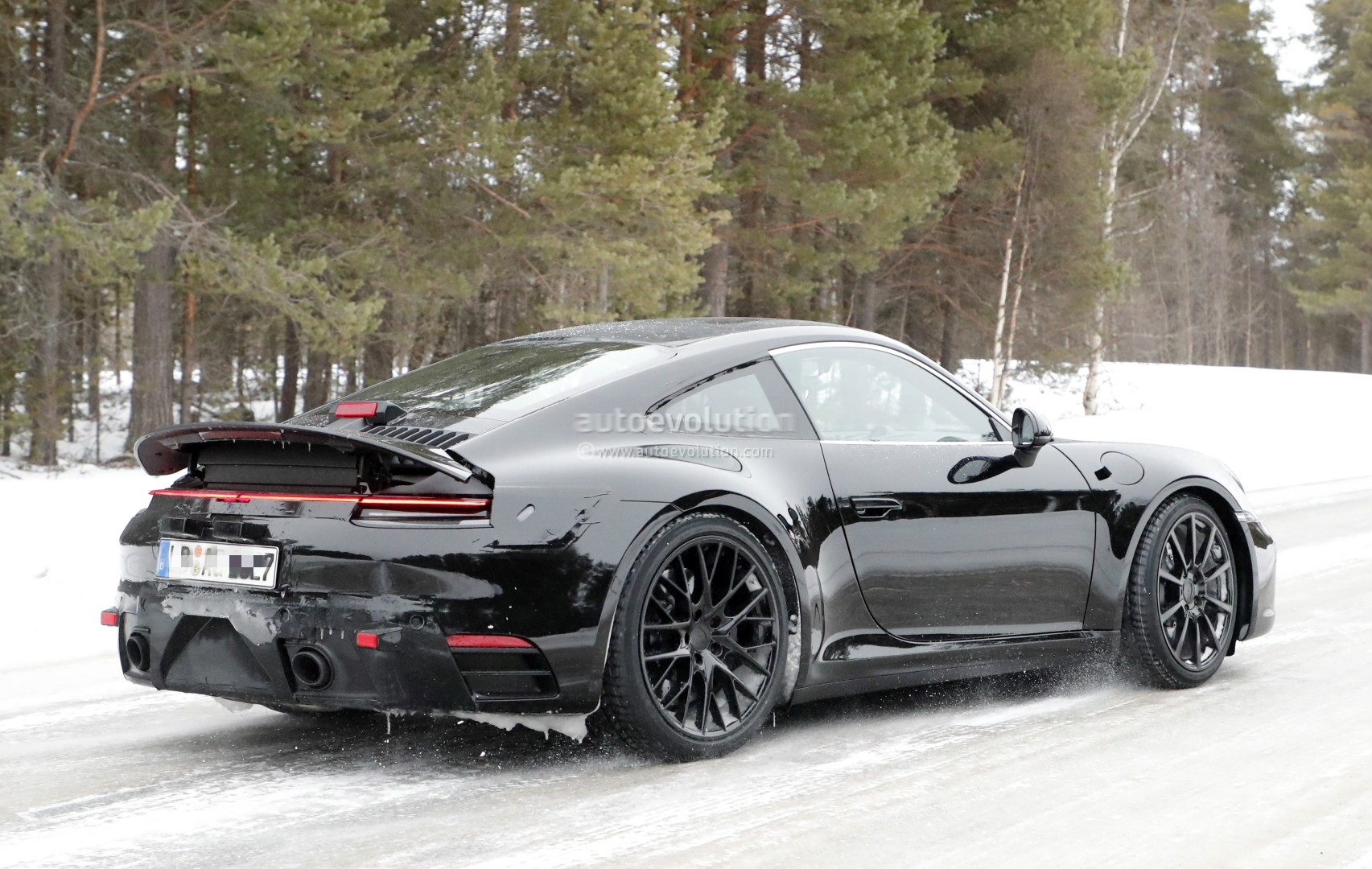 [Imagen: new-porsche-911-spied-with-production-bo...cues_9.jpg]