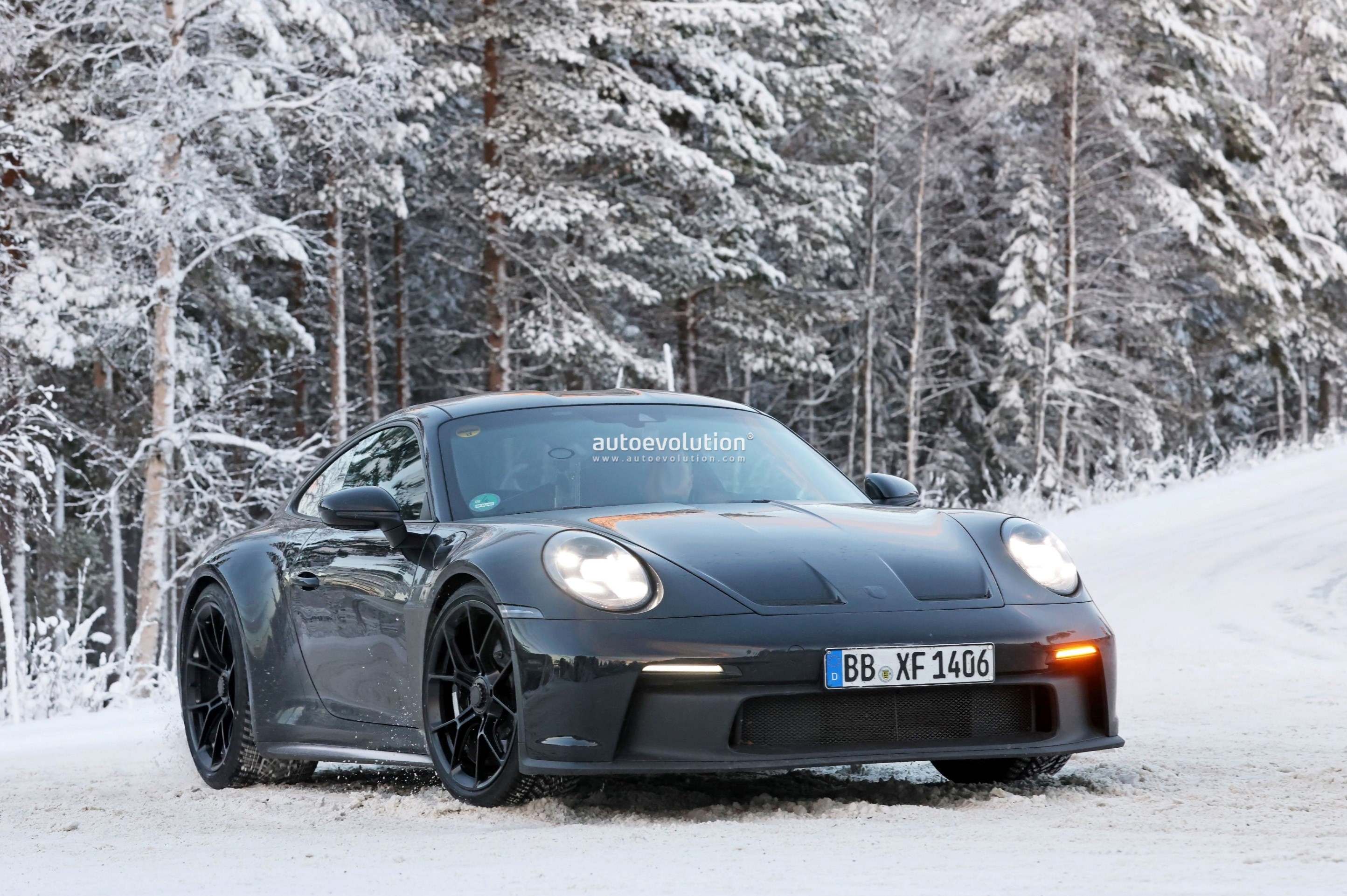 New Porsche 911 ST Plays in the Snow, Flaunts Double-Bubble Roof and  Centerlock Wheels - autoevolution