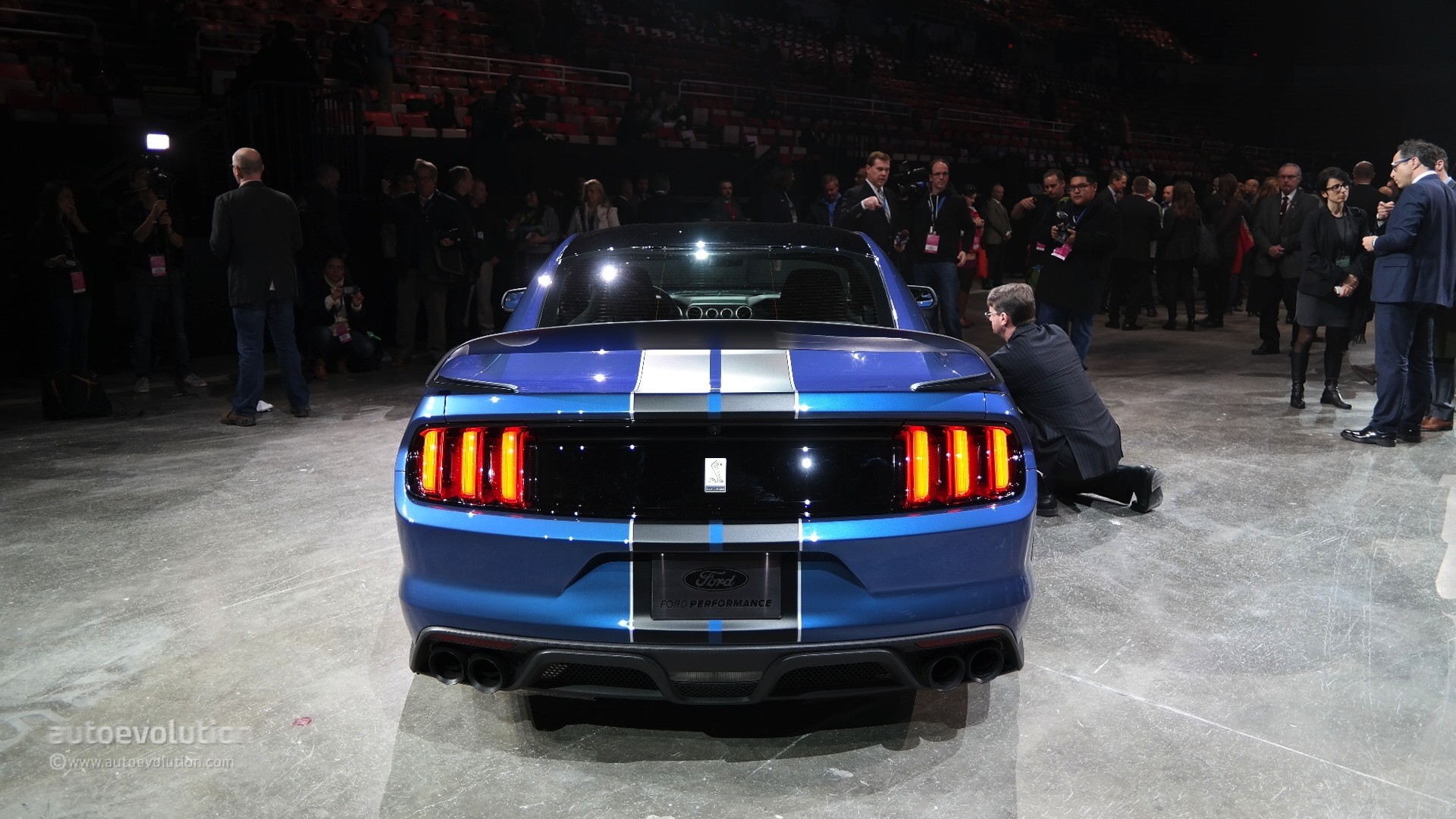 New Shelby Gt350r Mustang Unveiled In Detroit With Burnout And Over 500