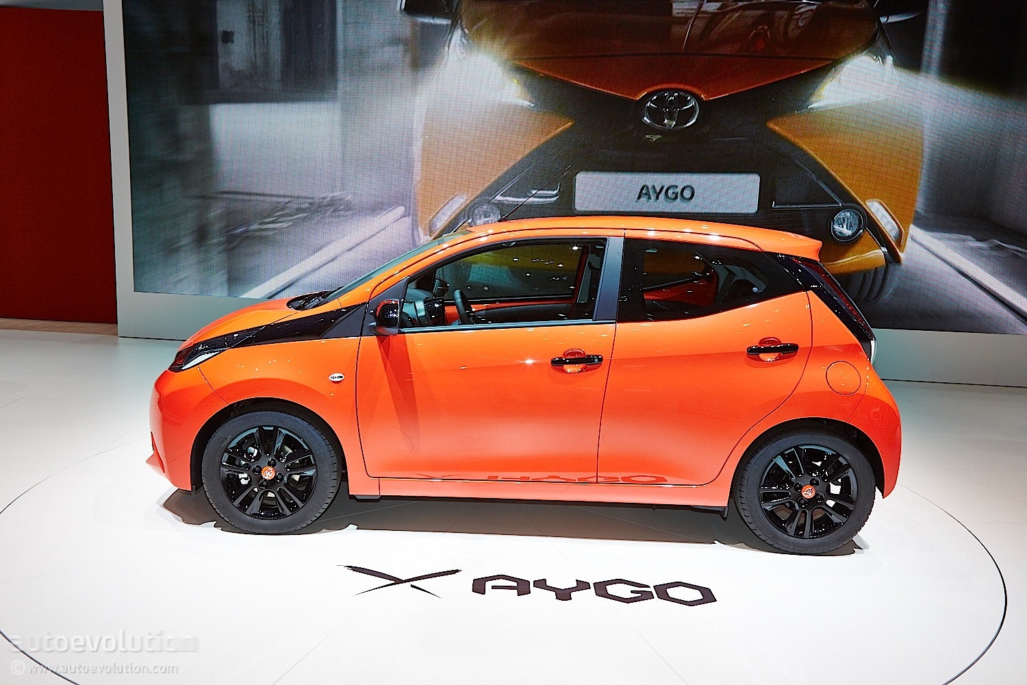 New Toyota Aygo Posing From Geneva 2014 [Live Photos] - autoevolution