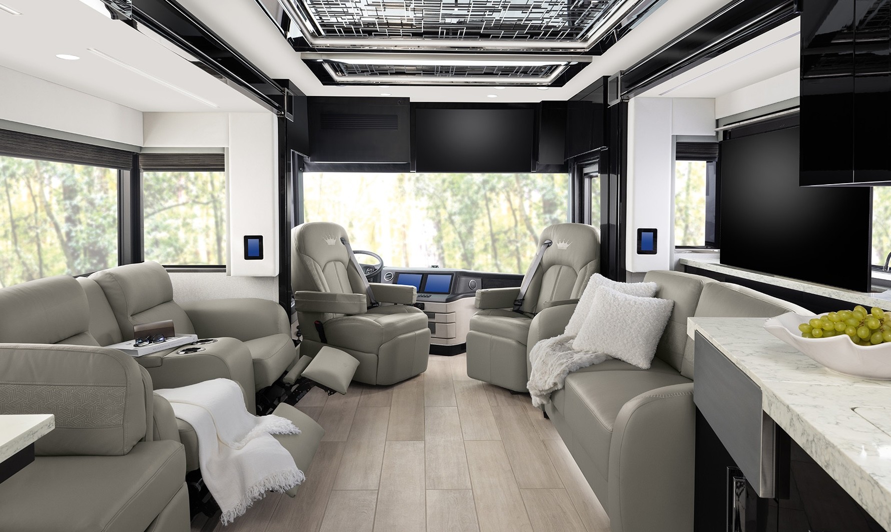 Newmar's 2024 King Aire Is Over 1.6M of Motorhome Awesomeness! Top