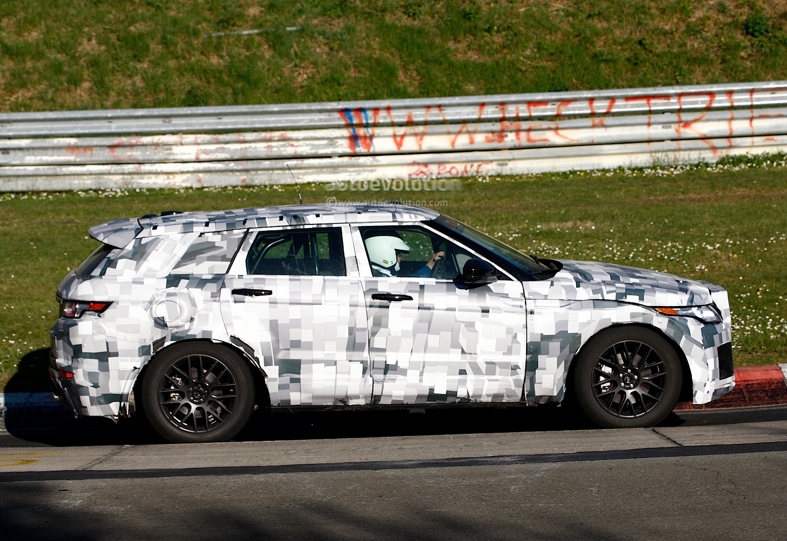 Download Nurburgring: Jaguar SUV Prototype Takes to the Track - autoevolution