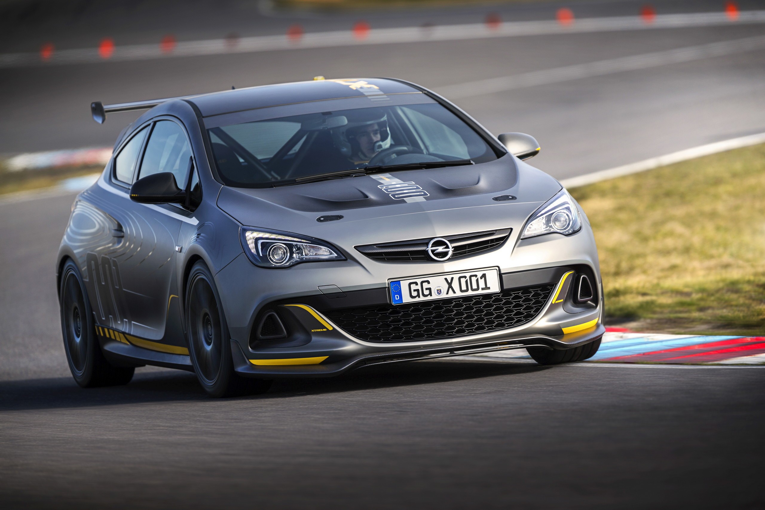 Opel Remembers the Astra OPC Extreme, Could This Be a Subtle Hint