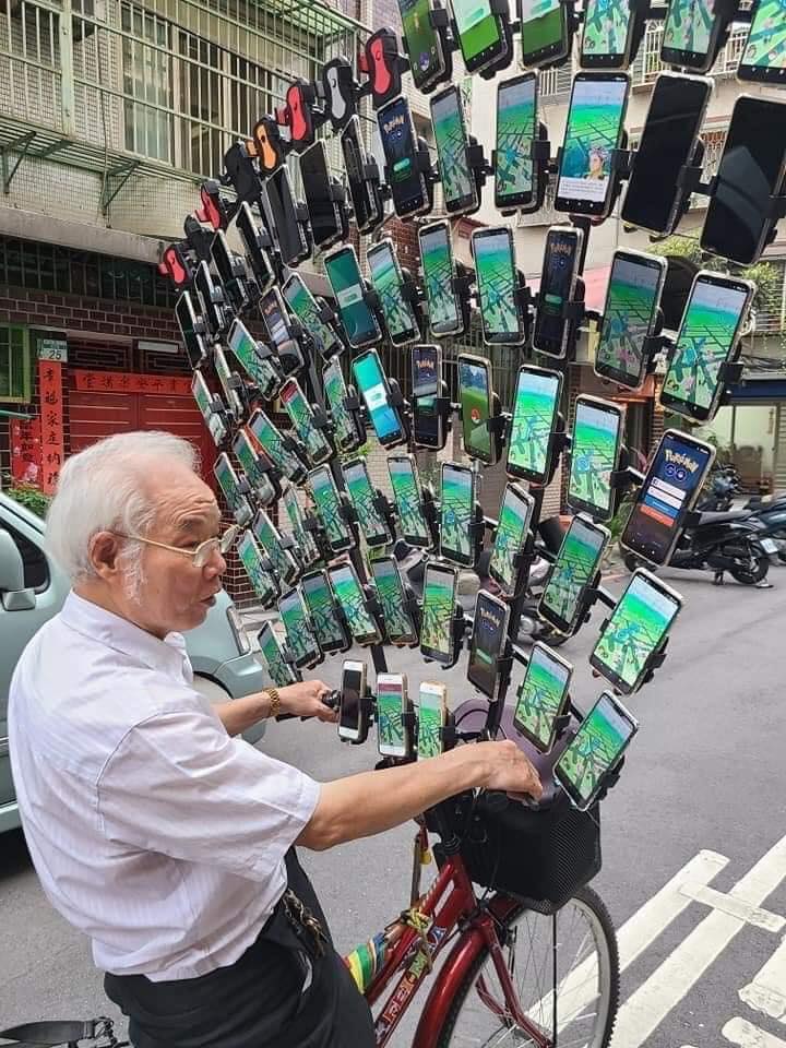 pokemon-go-grandpa-now-rides-bike-with-64-smartphone-mount-impresses-some-more_2.jpg